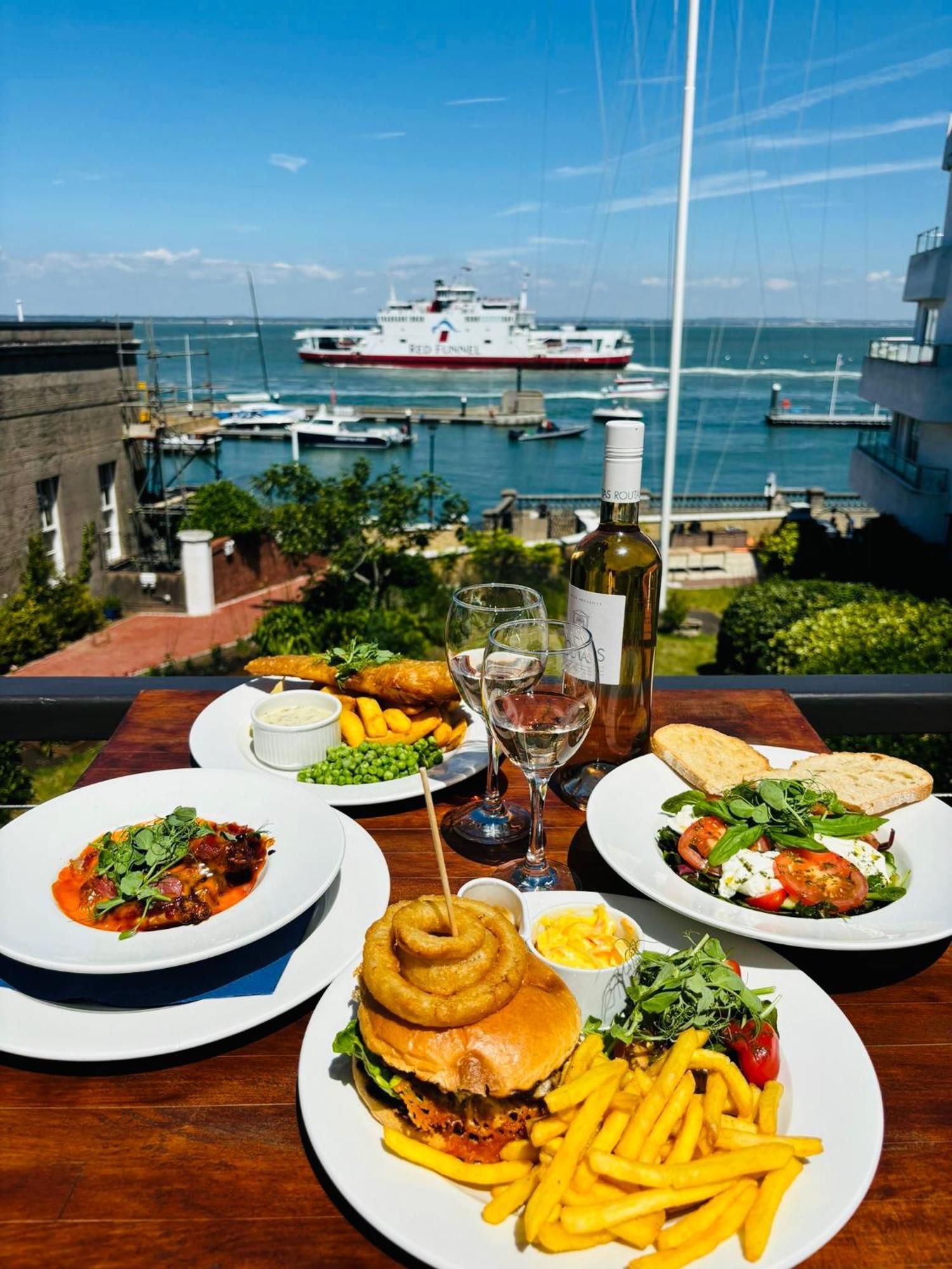 Royal Ocean Racing Club Hotel Каус Екстериор снимка